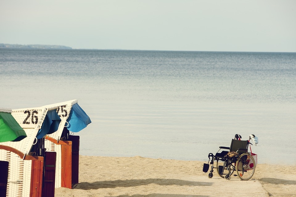 Come non possono accedere in spiaggia le persone con disabilità