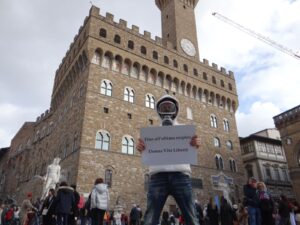 manifestante del movimento Donna Vita Libertà a Firenze